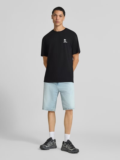 Mannelijk model draagt zwart Oversized T-shirt uit zuivere katoen model 'PEANUTS' van ONLY, Heren t-shirt, Ganzlichaamsaanzicht van voren.