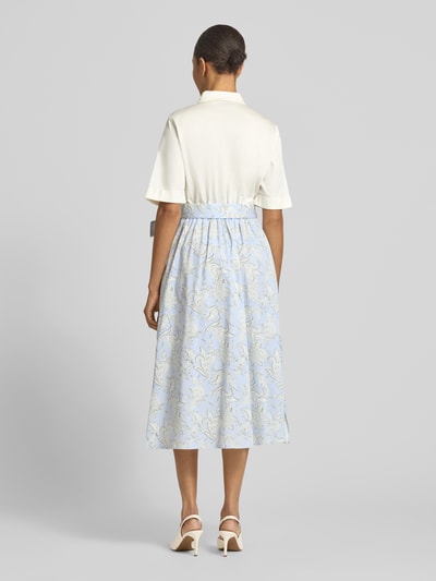 Frauenmodel trägt Tailliertes Hemdblusenkleid aus Baumwoll-Mix von s.Oliver BLACK LABEL in Weiß und Blau mit Glencheck-Muster, Midi-Länge, Popeline-Struktur, kurzer Ärmel und Knopfleiste, Rückansicht Ganzkörperansicht.
