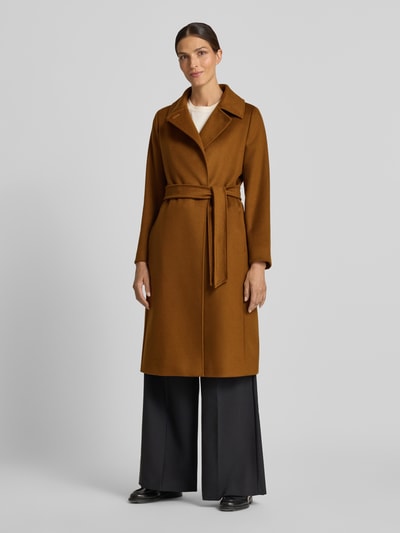 Frauenmodel trägt Gerader Mantel aus reiner Schurwolle Modell 'BCOLLAG' von Max Mara, Damen Mantel von Max Mara Studio, braun, Ganzkörperansicht von vorne.