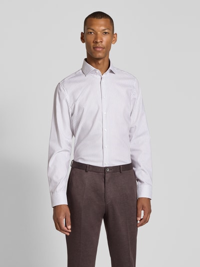 Mannenmodel draagt wit zakelijk overhemd met dunne strepen, slim fit katoen, model 'Spread Kent' van Seidensticker, Heren, geheel vooraanzicht.
