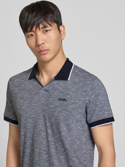 Männermodel trägt Regular Fit Poloshirt mit Label-Stitching Modell 'Iwanito' von JOOP! Collection, grau, Baumwolle, Nahaufnahme Oberkörper.