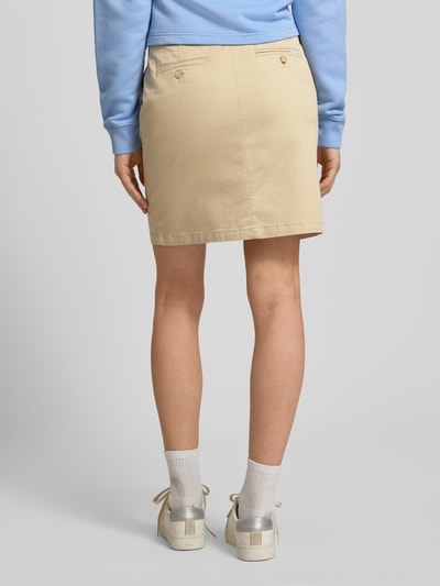 Männermodel trägt Minirock mit Gesäßtaschen von Gant, beżowy, bawełna z elastanem, krój prosty, tylne kieszenie, szerokość w rozmiarze 36: 39 cm, długość całkowita w rozmiarze 36: 47 cm, całkowity widok z tyłu