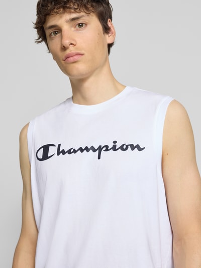 Männermodel trägt Top mit Logo und Rundhalsausschnitt von CHAMPION, Baumwoll-Mix, Regular-Fit, Weiß, Nahaufnahme Oberkörper