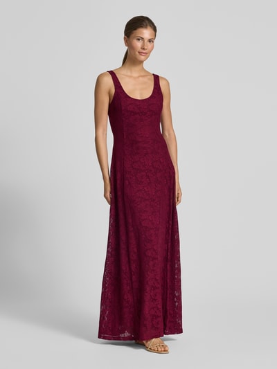 Frauenmodel trägt Ausgestelltes Spitzenkleid mit schmalen Trägern Modell 'SALINA' von Vero Moda in unifarbener, bordeauxroter Maxi-Länge mit feinem Spitzenmuster und U-Ausschnitt, Ganzkörperansicht von vorne.