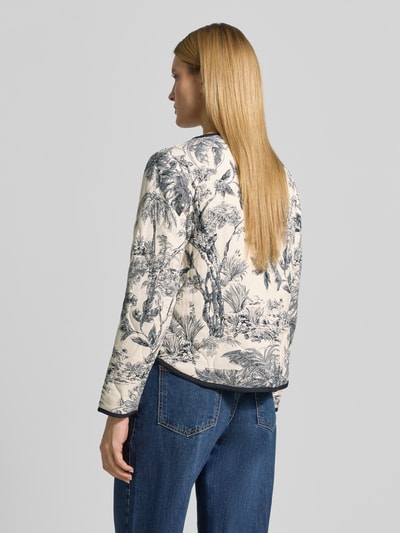 Frauenmodel trägt Regular Fit Jacke aus reiner Viskose Modell 'Carli' von Soyaconcept mit floraler Stepp-Optik, Rückansicht.