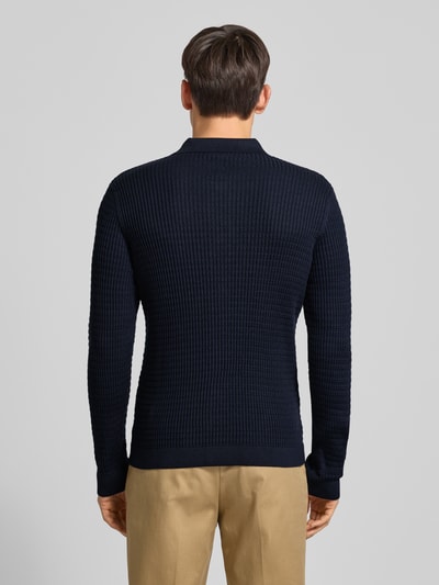 Männermodel trägt Strickjacke mit Strukturmuster Modell 'Yuris' von Cinque, dunkelblau, Baumwoll-Mix, Slim Fit, Ganzkörperansicht Rückansicht