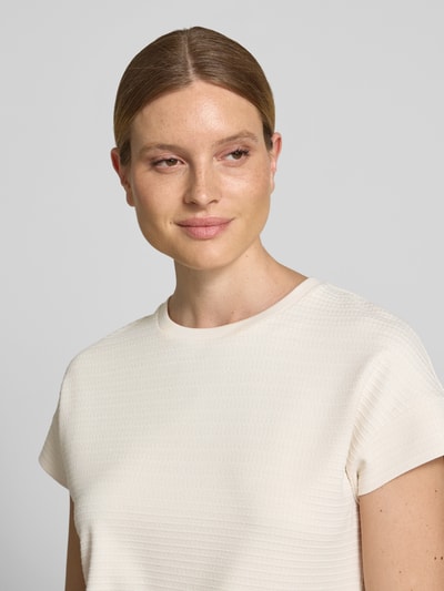 Vrouwenmodel draagt Regular fit T-shirt uit elastische viscosemix, structuurpatroon, model 'Solke' van OPUS, close-up bovenlichaam.