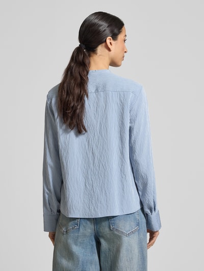 Frauenmodel trägt Regular Fit Langarmbluse aus Viskose-Mix von Marc O'Polo, dwukolorowy, w paski, popelina, zaokrąglone wykończenie, długi rękaw, mieszanka wiskozy, pas na plecach, tunika, dekolt w serek, bez zapięcia; ganzkörperansicht rückansicht.