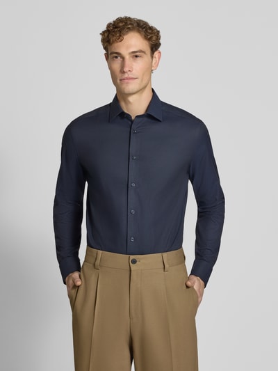 Männermodel trägt dunkelblaues Modern Fit Businesshemd mit extra langem Arm von OLYMP, Herren Businesshemd, Ganzkörperansicht von vorne.