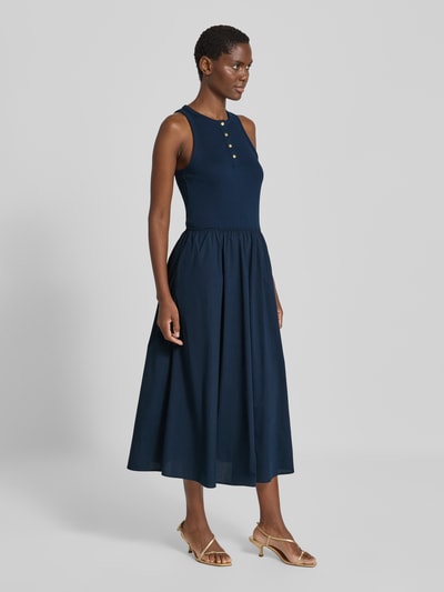 Frauenmodel trägt A-Linie Freizeitkleid aus reiner Baumwolle von Tommy Hilfiger in Dunkelblau, ärmellos, schlichte Struktur, Ganzkörperansicht von vorne