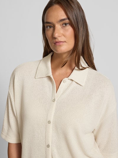 Frauenmodel trägt Strickshirt aus Viskose-Mix mit Polokragen Modell 'Sitrica' von OPUS in Beige, feine Textur, Nahaufnahme Oberkörper.