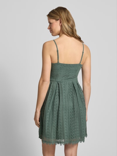 Frauenmodel trägt Tailliertes Trägerkleid aus Baumwoll-Mix Modell 'HELENA' von Only, Optik: Unifarben, Mini-Länge, Struktur-Muster, Nahtreißverschluss, Ganzkörperansicht Rückansicht.