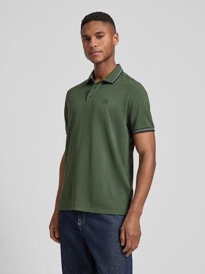 Männermodel trägt Modern Fit Poloshirt mit Logo-Print Modell 'Keep Dry' von RAGMAN in Dunkelgrün, Baumwoll-Mix, Ganzkörperansicht von vorne, Rückenlänge bei Größe M 28 cm, kurze Knopfleiste, Polokragen.