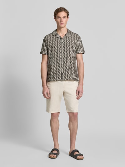 Männermodel trägt Regular Fit Freizeithemd aus Baumwoll-Mix von s.Oliver RED LABEL mit Optik:Allover-Muster, Struktur, Ganzkörperansicht von vorne.
