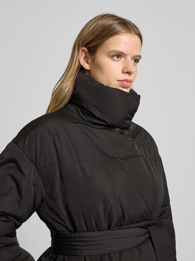 Vrouwenmodel draagt Steppjacke met bindceintuur model 'Margitta' van LeGer by Lena Gercke, regular fit, staande kraag, close-up bovenlichaam.