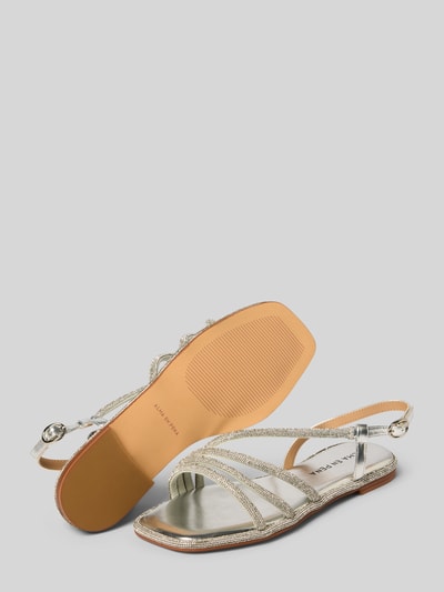Produktfoto, Sandalette mit Ziersteinbesatz von ALMA EN PENA, silberfarbene Riemen, glatte Sohle, Dornschließe, Absatzhöhe 2 cm, Schaftweite 7 cm