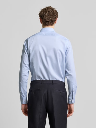 Männermodel trägt Regular Fit Freizeithemd aus Baumwoll-Mix Modell 'H-JOE-K-C1-261' von BOSS in Hellblau, Ganzkörperansicht Rückansicht.