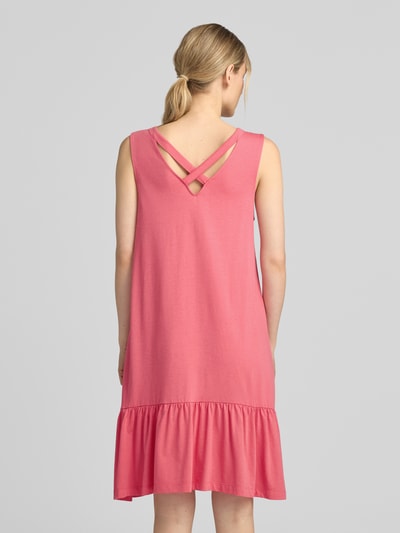 Frauenmodel trägt Relaxed Fit Freizeitkleid aus Baumwoll-Modal-Mix von s.Oliver RED LABEL in Rosa mit Rüschen, Ganzkörperansicht Rückansicht.