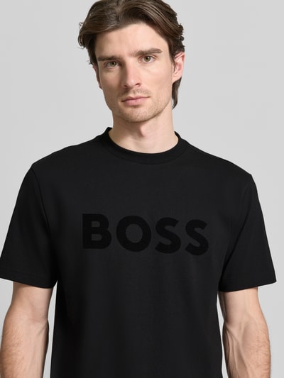 Männermodel trägt Regular Fit T-Shirt aus Baumwoll-Mix Modell 'ICONIC' von BOSS Green, unifarben, Label-Prägung, Nahaufnahme Oberkörper.