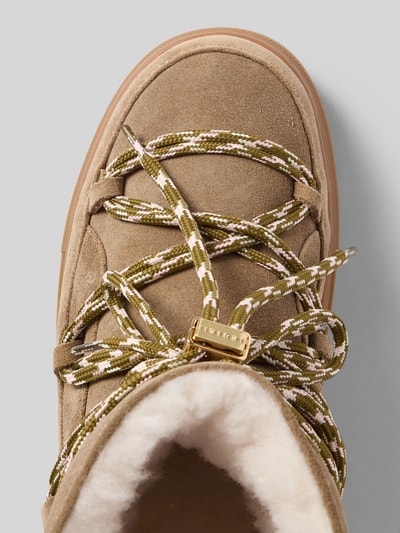 Produktfoto, Boots aus Leder-Mix mit Logo-Detail von INUIKII in Beige und Khaki, Schnürverschluss, weiche Textur, Detailaufnahme, Damenmodell, Schafthöhe 16 cm, Schaftweite 13 cm, Absatzhöhe 3 cm bei Größe 40