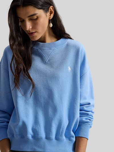 Modelka kobieta ma na sobie Comfort Fit Sweatshirt aus Baumwoll-Mix von Polo Ralph Lauren, błękitny, logo-stitching, bawełniany, krój comfort fit, długi rękaw, crew neck, gładka tekstura. Zbliżenie na górną część ciała.