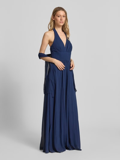 Frauenmodel trägt Neckholder-Maxikleid mit V-Ausschnitt von Mascara aus dunkelblauem Chiffon, Taillierter Schnitt, Ganzkörperansicht von vorne. Rückenlänge bei Größe 36: 127 cm, Brustweite bei Größe 36: 35 cm.