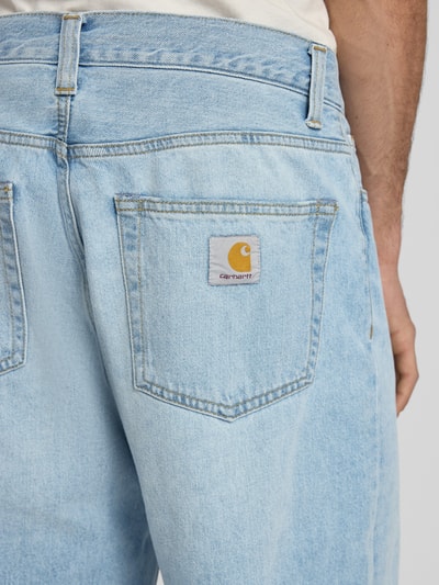Männermodel trägt Jeans im 5-Pocket-Design Modell 'Landon' von Carhartt Work In Progress aus Reine Baumwolle, Detailaufnahme Rückansicht.