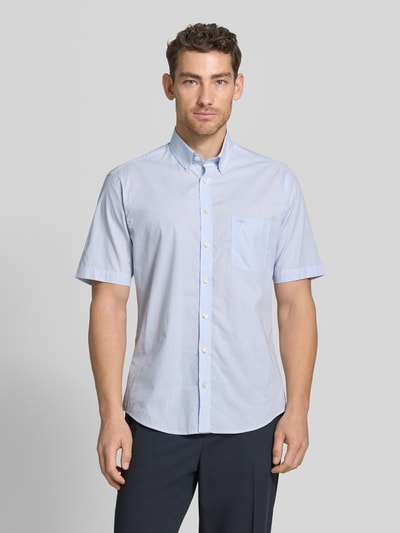 Männermodel trägt Modern Fit Freizeithemd mit Brusttasche und Logo-Stitching von Fynch-Hatton, hellblau, Button-Down-Kragen, Baumwolle, Ganzkörperansicht von vorne.