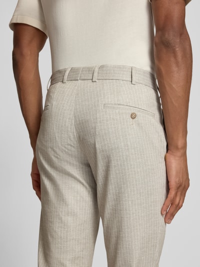 Männermodel trägt Hose mit französischen Eingrifftaschen von ATELIER TORINO im Tapered-Fit aus Material-Mix, Nahaufnahme Rückansicht.