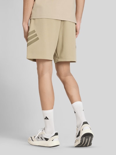 adidas Sportswear Regular Fit Shorts mit Logo Print Oliv 5