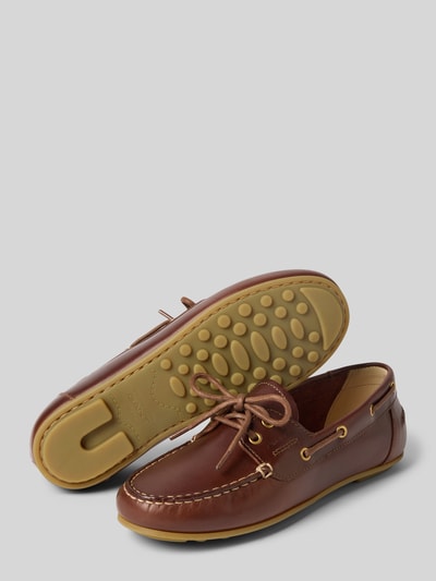 Produktfoto, Loafer aus echtem Leder Modell 'Seabaya' von Gant in Braun, abgerundete Form, Schnürverschluss, Ziernähte, Lochmuster, glatte Sohle, Absatzhöhe 1 cm, Schafthöhe 7 cm, Schaftweite 13 cm.