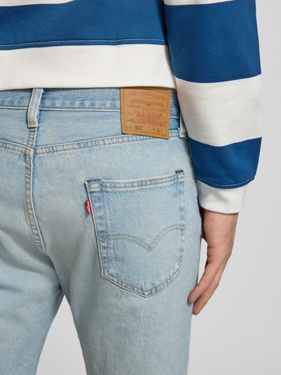 Männermodel trägt Bermudas im 5-Pocket-Design Modell '501®' von Levi's®, hellblaue Baumwoll-Mix-Textur, Ganzkörperansicht Rückansicht