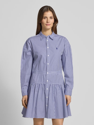 Frauenmodel trägt Tailliertes Blusenkleid aus reiner Baumwolle von Polo Ralph Lauren in Blau-Weiß mit Streifenmuster, Knopfleiste, Popeline, Logo-Detail, Ganzkörperansicht von vorne.