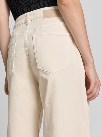 Frauenmodel trägt Barrel Jeans im 5-Pocket-Design Modell 'Lolah breath' von OPUS aus Baumwoll-Mix mit Stretch-Anteil, Detailaufnahme Rückansicht.