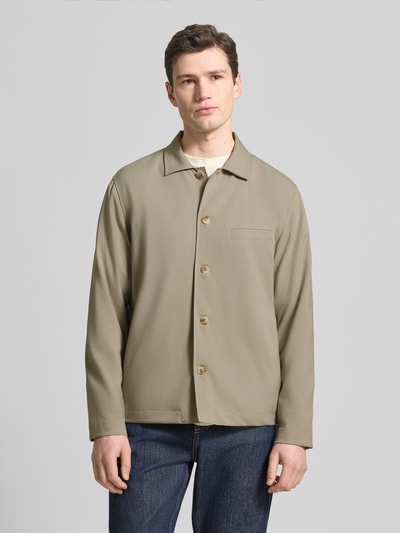 Mannelijk model draagt Regular Fit Overshirt met paspelzak op de borst model 'landen' van Matinique in materiaalmix met viscose, kentkraag, knoopsluiting, ruglengte bij maat 50: 71 cm, heren, neutrale beige kleur, gladde textuur, rechte vormen, ganzebodyvooraanzicht.