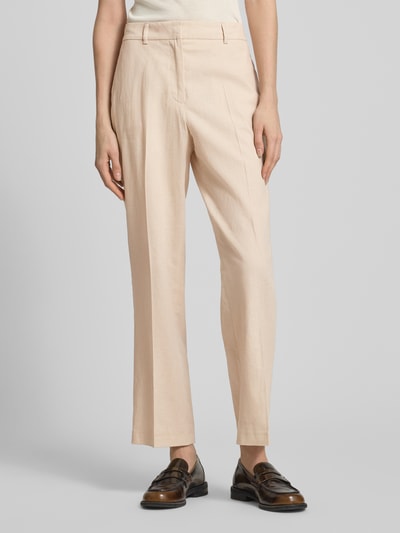 Vrouwenmodel draagt Straight Fit Stoffhose aus Leinen-Mix van Christian Berg Woman Selection in lichtbeige, met elastische linnenmix, persvouwen, achterzak, haak- en ritssluiting; binnenbeenlengte maat 36 is 69 cm, taillewijdte 39 cm; vooraanzicht van het hele lichaam.