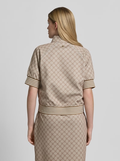 Frauenmodel trägt Jacke mit 1/2-Arm Modell 'Tayla' von JOOP!, Material-Mix, Logo-Muster, beige-braune Töne, Ganzkörperansicht Rückansicht