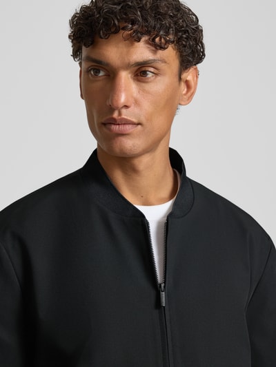 Männermodel trägt Regular Fit Blouson mit Viskose-Anteil von s.Oliver BLACK LABEL, unifarben, College-Kragen, Nahaufnahme Oberkörper.