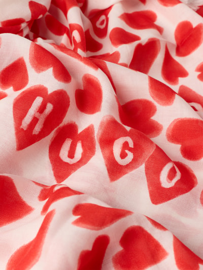 Produktfoto, Tuch aus Modal-Baumwoll-Mix Modell 'ALYCIA' von HUGO mit grafischem Allover-Muster, roten Herzen und Label-Schriftzug, Fransen