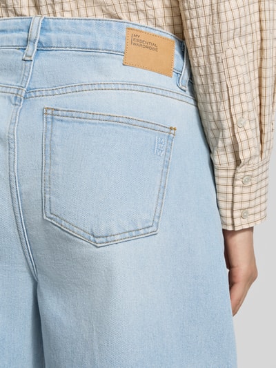 Männermodel trägt Barrel Jeans im 5-Pocket-Design Modell 'LUCY' von My Essential Wardrobe, jasnoniebieski denim, bawełniany miks ze stretchem, krój loose fit, detailaufnahme tylnej kieszeni.