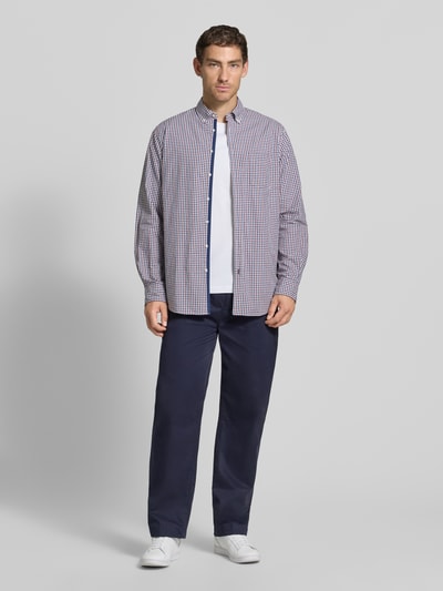 Mężczyzna model nosi Regular Fit Freizeithemd mit Button-Down-Kragen od Christian Berg Men z bawełny, kratka vichy, koszula casualowa, Listwa guzikowa, długość tyłu w rozmiarze M: 80 cm, Szerokość w rozmiarze M: 50 cm, Długość rękawów w rozmiarze M: 66 cm, Ganzkörperansicht von vorne