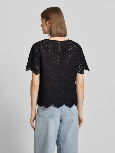 Frauenmodel trägt Regular Fit Blusenshirt aus reiner Baumwolle Modell 'VILDE' von Pieces in Optik: Unifarben, Materialverarbeitung Popeline, Kurzarm, schwarze Farbe, Lochmuster, Ganzkörperansicht Rückansicht.