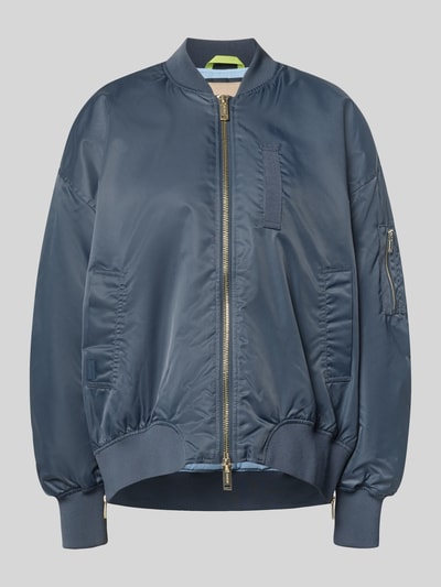 Produktfoto, Relaxed Fit Bomberjacke mit Stehkragen Model 'Ruby' van MOS MOSH in donkerblauw, met steekzakken, tweewegritssluiting, elastische boordjes, ruglengte maat S 56 cm, schouderbreedte 58 cm, borstwijdte 61 cm, mouwlengte 57 cm