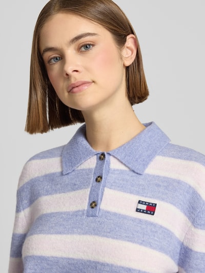 Vrouwenmodel draagt Cropped Strick-Poloshirt met Alpaka-Woll-Anteil Modell 'TJW FLUFFY POLO SWEATER' van Tommy Jeans in gemêleerde look, regular fit, polokraag, lange mouwen, labelstitching, geribde zoom en mouwen, tricotverwerking, Nahaufnahme bovenlichaam.