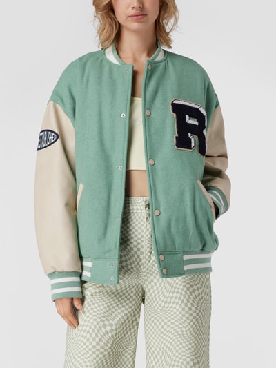 REVIEW Collegejacke mit Label-Patch Hellgrün 4