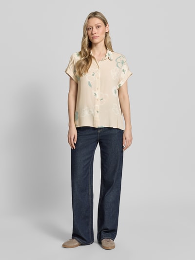 Frauenmodel trägt Bluse aus Viskose mit fixiertem Ärmelaufschlag von JAKE*S STUDIO WOMAN, florales Muster, Gerade-Schnitt, Kentkragen, Knopfleiste, Ärmel mit Aufschlag, Rückenlänge bei Größe 36: 62 cm, Ärmellänge: 13 cm, Ganzkörperansicht von vorne.