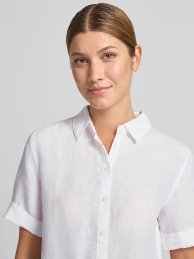 Frauenmodel trägt Regular Fit Bluse aus reinem Leinen von Marc O'Polo, unifarben, Kurzarm, Hemdblusenkragen, Nahaufnahme Oberkörper.