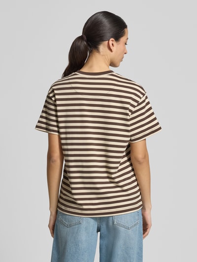 Frauenmodel trägt T-Shirt mit Rundhalsausschnitt von Stefanel mit braun-beigen Querstreifen, reine Baumwolle, gerader Schnitt, Ganzkörperansicht Rückansicht.