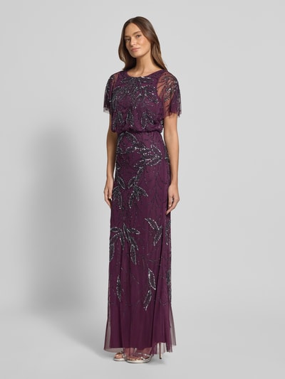 Frauenmodel trägt Abendkleid mit Perlen und Pailletten von Christian Berg Cocktail, Maxikleid in Lila mit Rundhalsausschnitt, Ganzkörperansicht von vorne.