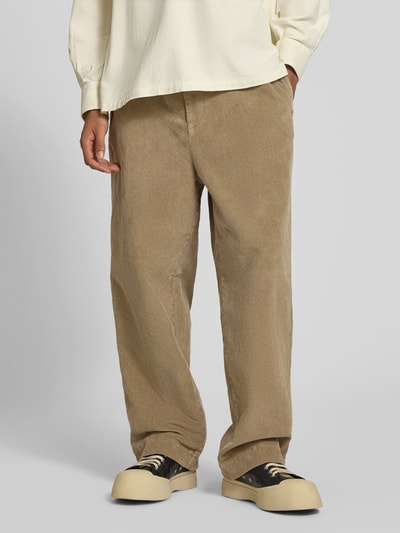 Männermodel trägt Cordhose mit Stretch-Anteil von Officine Générale in Beige, Relaxed Fit, elastischer Bund mit Tunnelzug, Nahaufnahme Unterkörper.